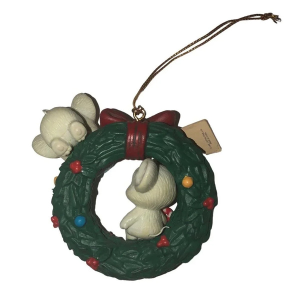 Vintage LUSTRE FAME LTD. '92 "Christmas is Sharing" Mice Wreath Xmas Ornament - Picture 3 of 4